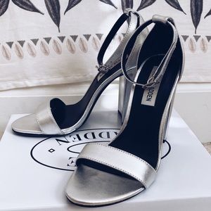 Steve Madden Carson Silver Leather Open Toe 7/12